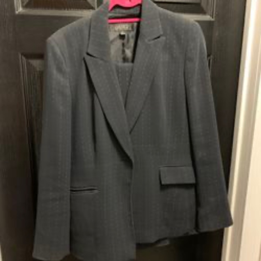 Kasper size 8 women’s suit Black with stripes